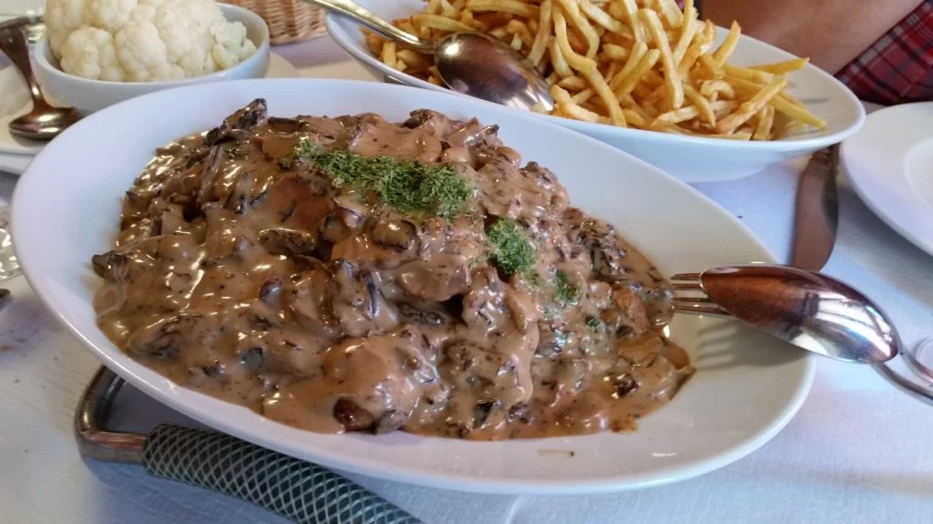 Filets mignons à la sauce aux champignons, accompagnés de frites, au restaurant Les Cluds.